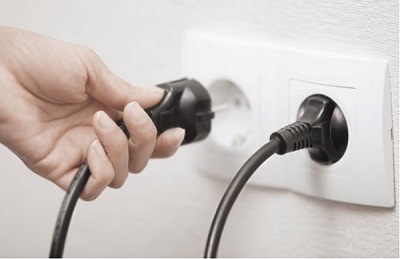 plug TV into power outlet