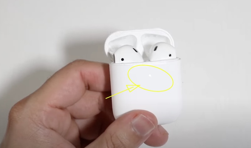Airpods case turn on white light