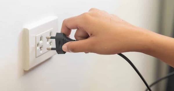 Disconnect the TV's power outlet to power cycle it